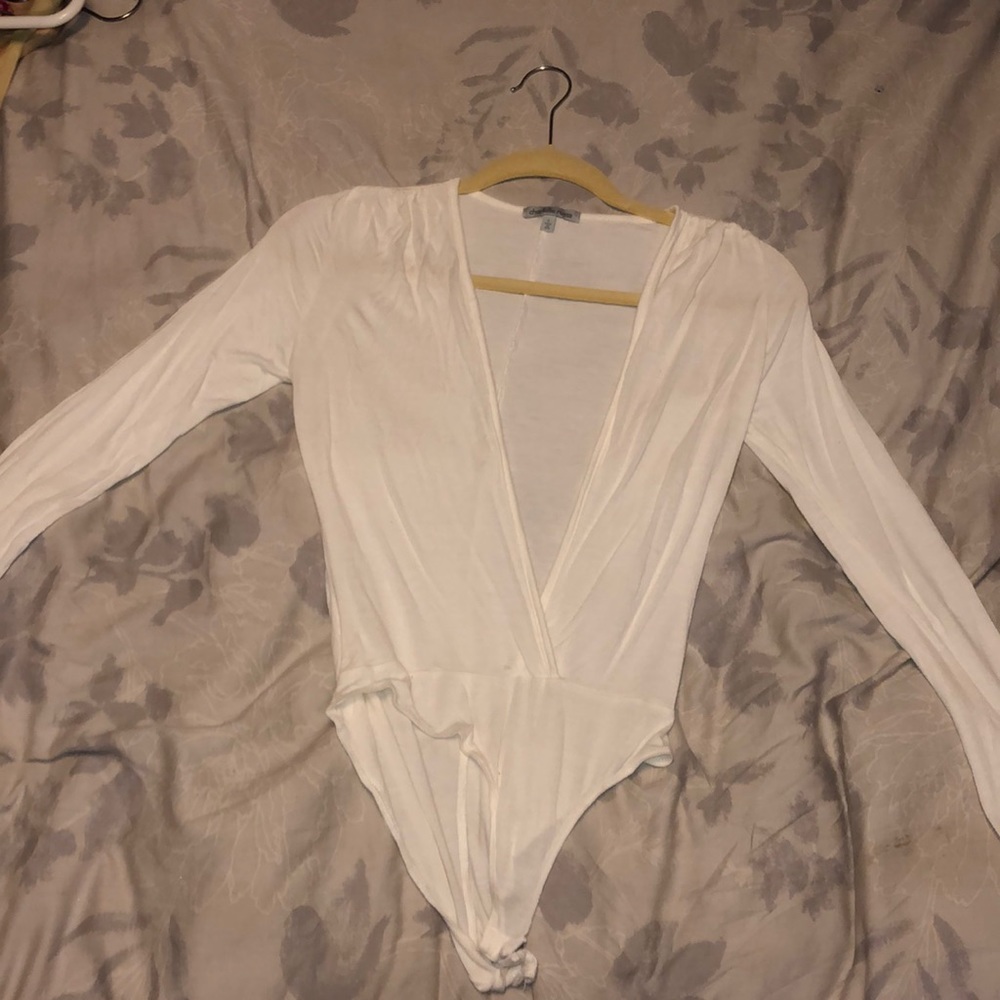 Low-cut white long sleeved onesie shirt